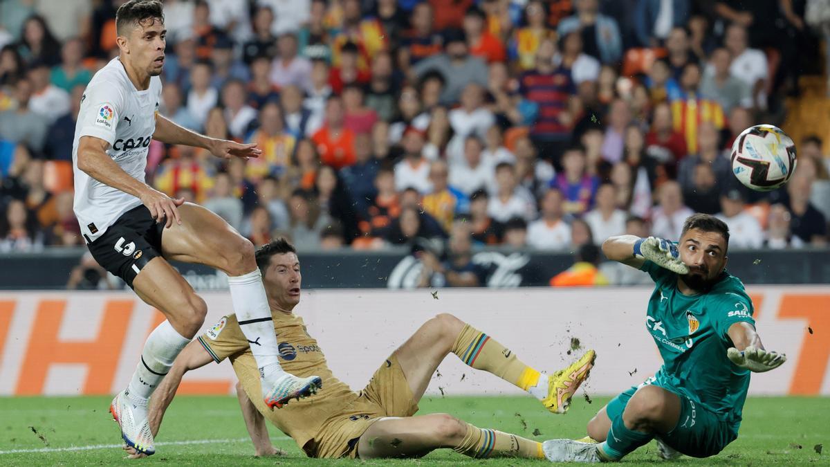 Lewandowski anota en Mestalla el gol que le dio el triunfo al Barça sobre el Valencia en el tiempo añadido.
