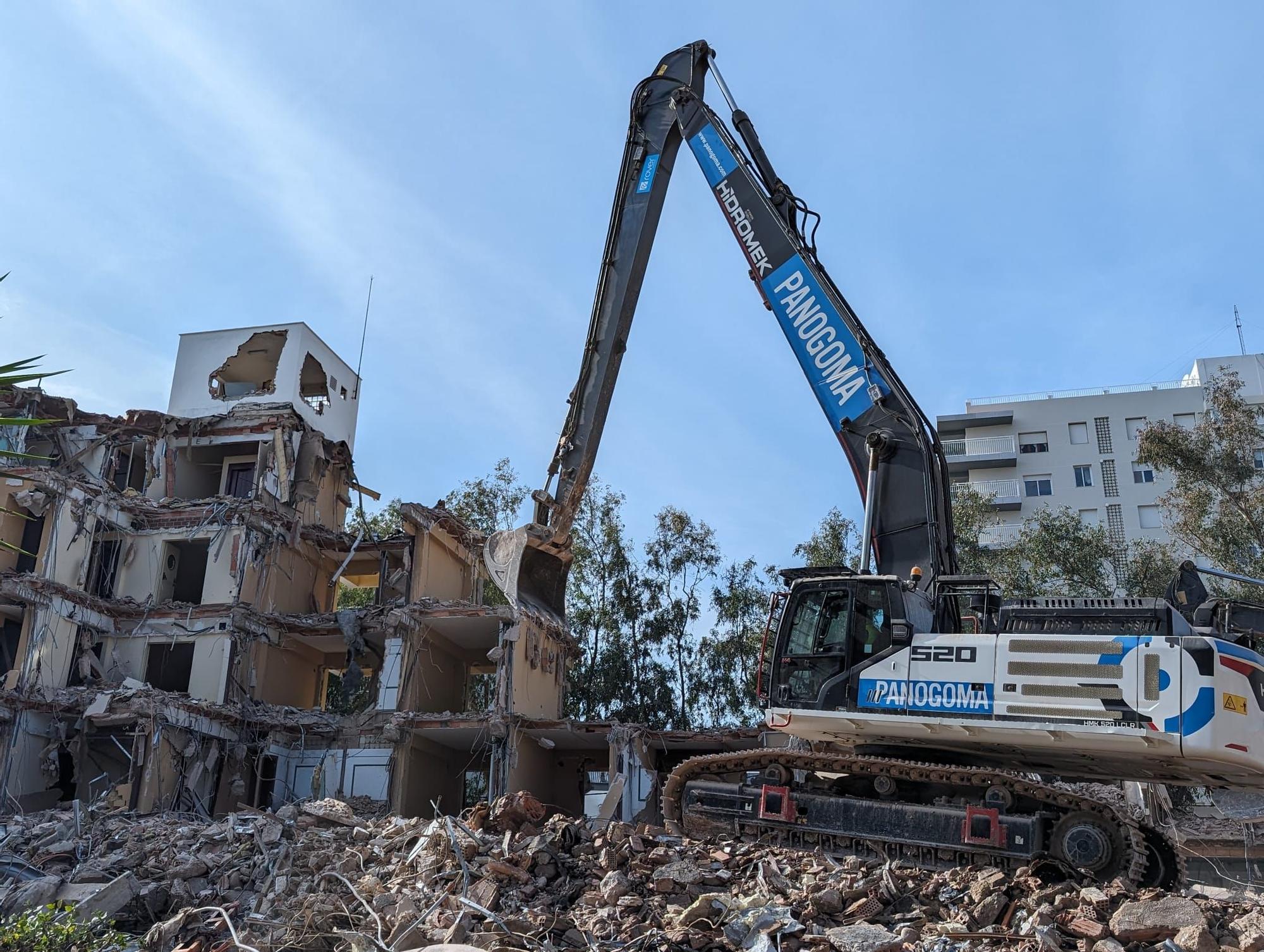 Las fotos del derribo del hotel Azor en Benicàssim