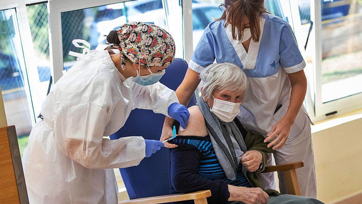 Una residente es vacunada en un centro de mayores de Savia al comienzo de la campaña. | LEVANTE-EMV