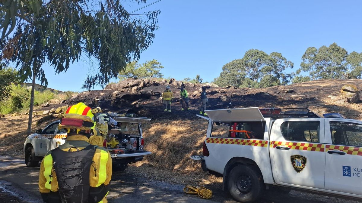Operativo para sofocar los incendios de Tui por la tirada de fuegos de artificio.