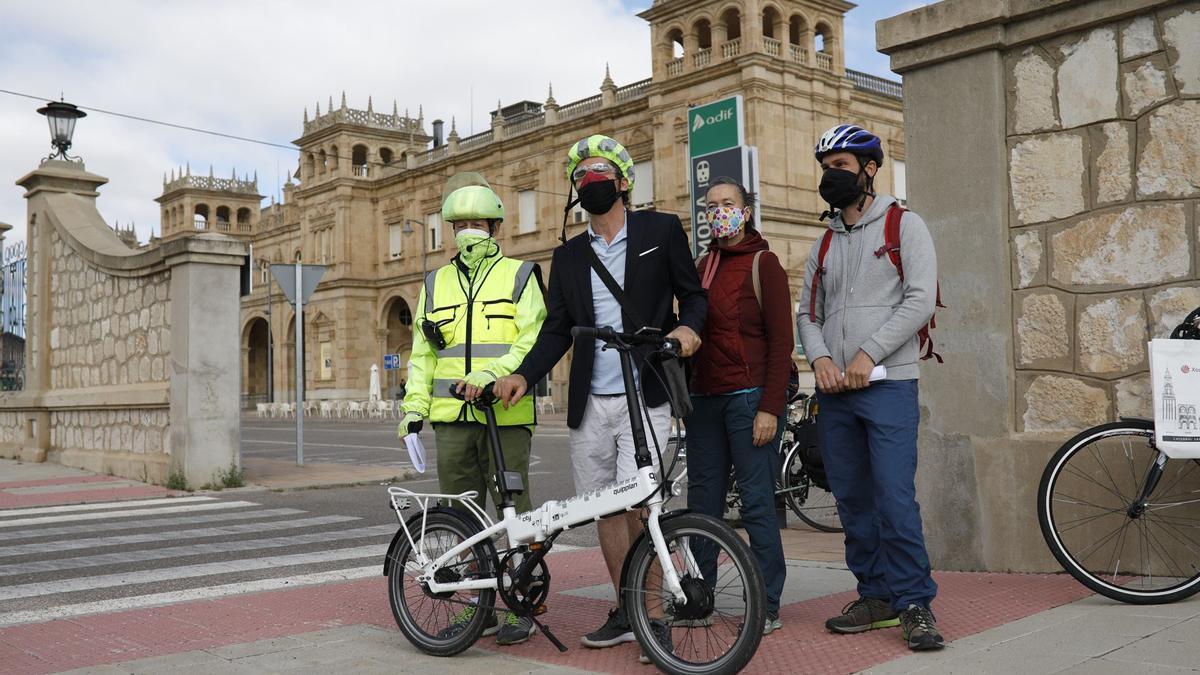 Rueda de prensa de Bici Zamora y Ecologistas en Acción junto a la estación de trenes