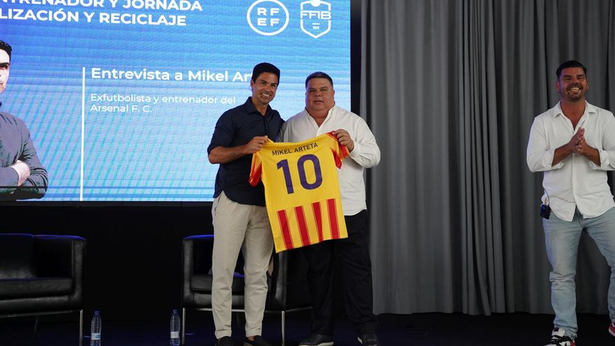 Mikel Arteta, protagonista en la exitosa &#039;Jornada de Actualización&#039; del &#039;Día del Entrenador&#039;