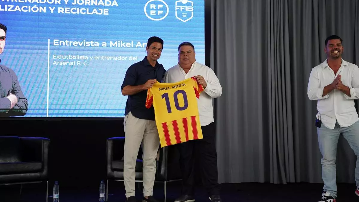 Mikel Arteta, protagonista en la exitosa 'Jornada de Actualización' del 'Día del Entrenador'