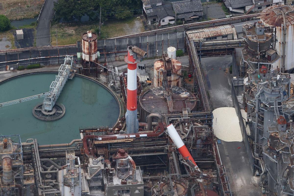 Yatsushiro Mill de Nippon Paper Industries, donde una chimenea se derrumbó debido al terremoto se ve desde un helicóptero en Yatsushiro, prefectura de Kumamoto, el 29 de julio de 2026, después de que un terremoto sacudió el suroeste de Japón el día anterior.