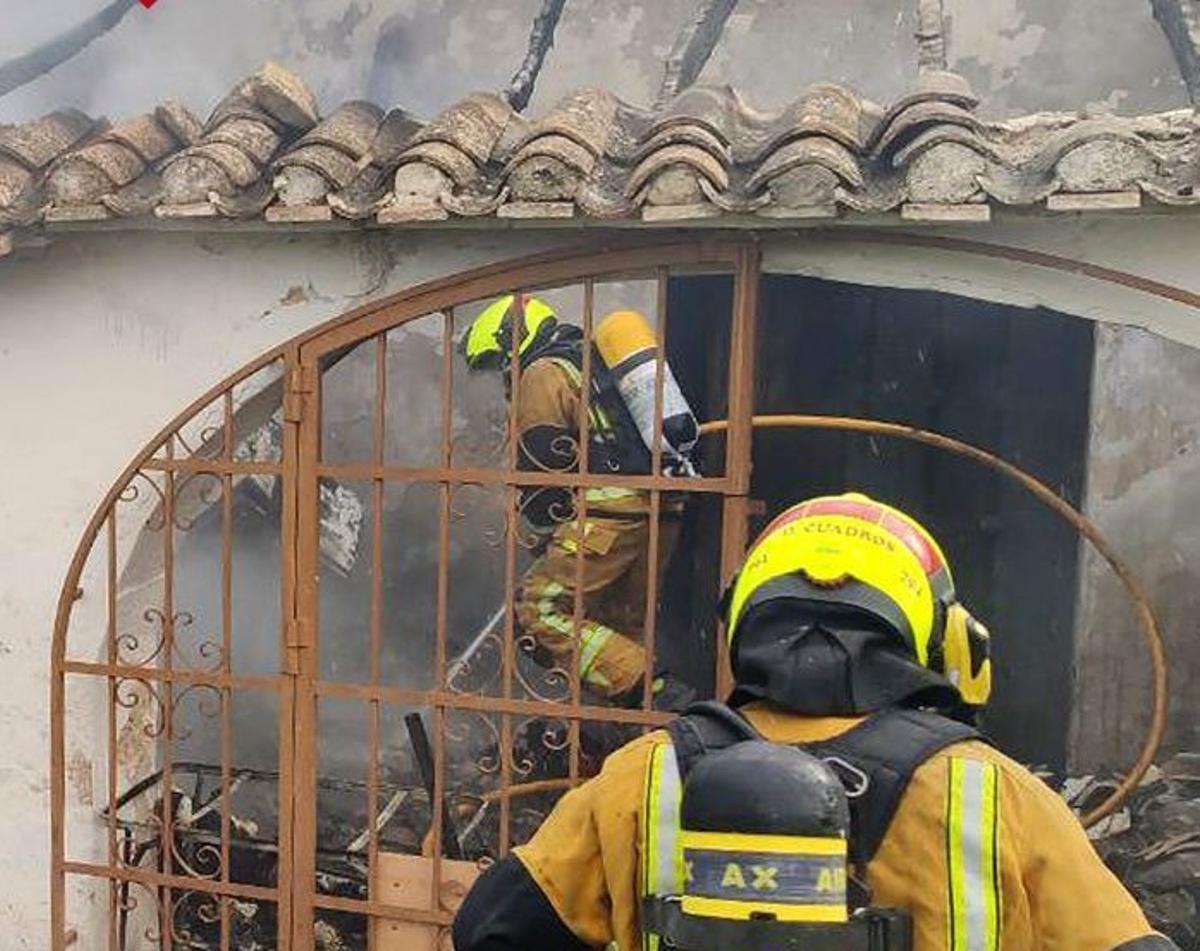 Los bomberos sofocan las llamas