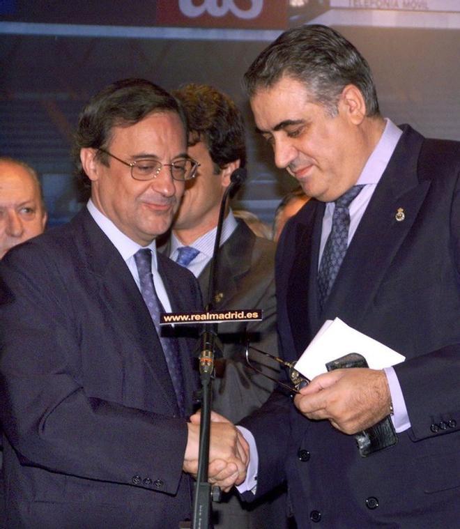 Lorenzo Sanz felicita al nuevo presidente del Real Madrid Florentino Pérez el 17 de julio del 2000 .