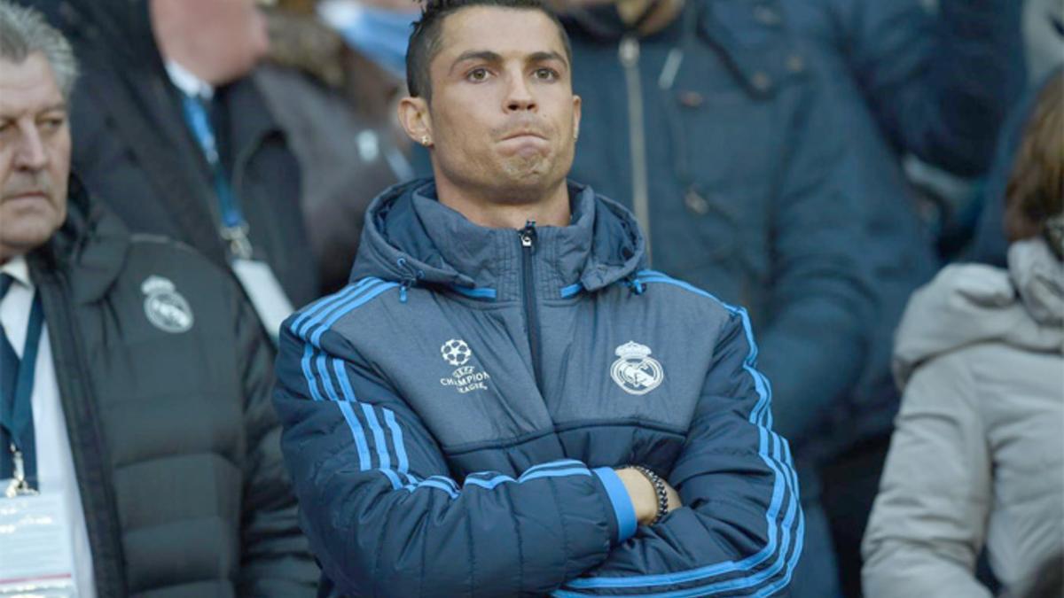 Cristiano Ronaldo, muy serio, vio el partido del City desde detrás de los banquillos
