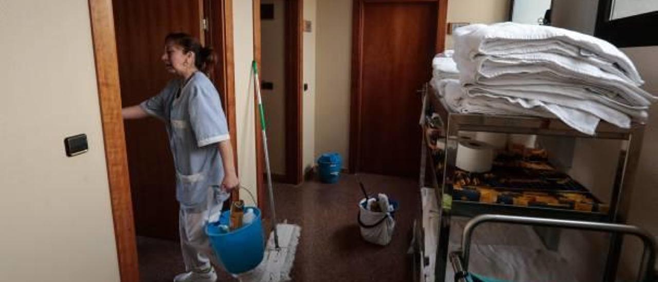 Una limpiadora desarrolla sus tareas en un hotel de Benidorm.