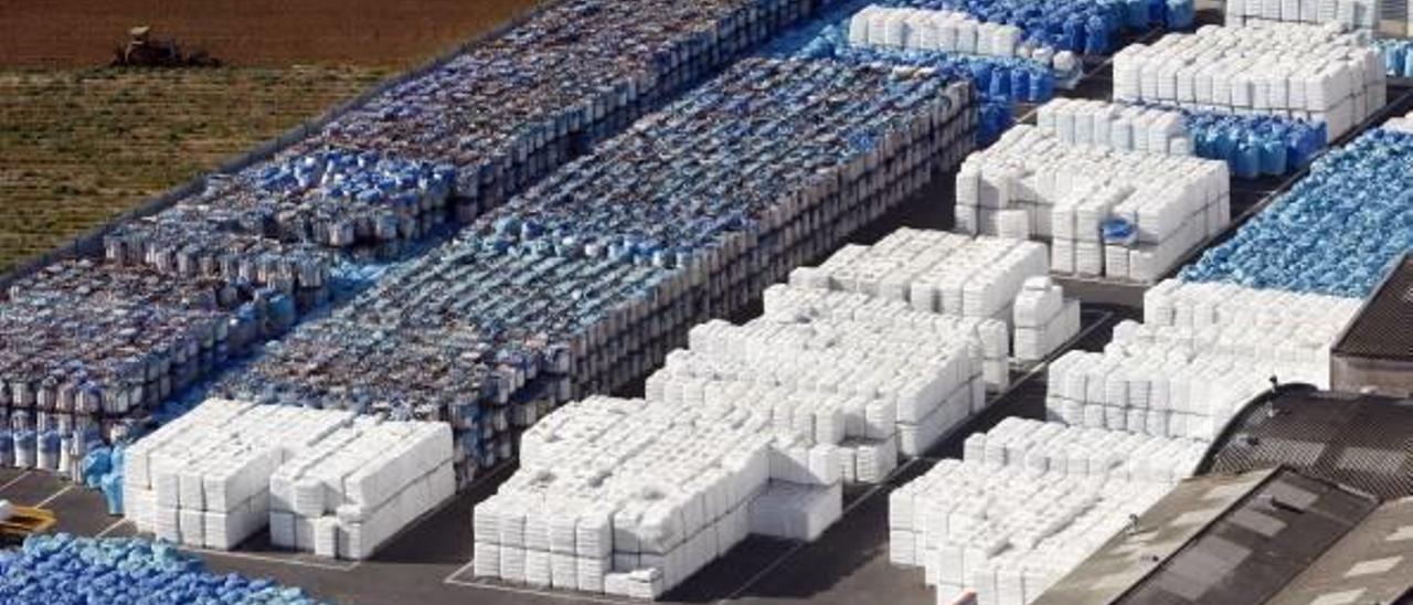 Las exportaciones de plástico superan los mil millones por el tirón del automóvil