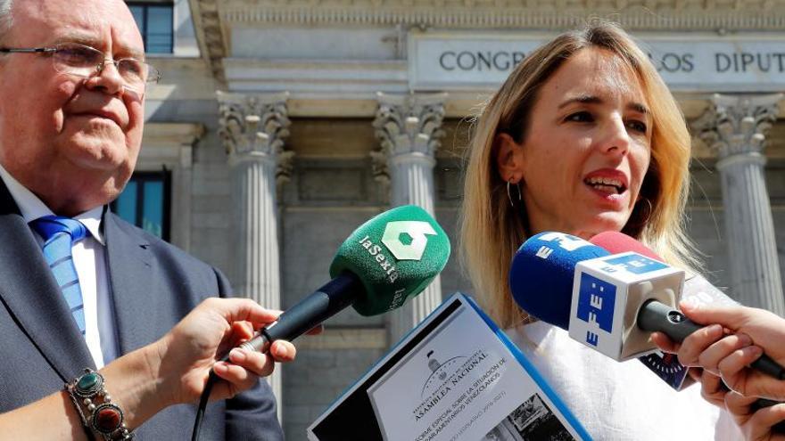 Álvarez de Toledo junto al representante de Juan Guaidó en España.