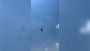 Cumplen el último deseo de su padre fallecido: lanzan miles de dólares desde un helicóptero