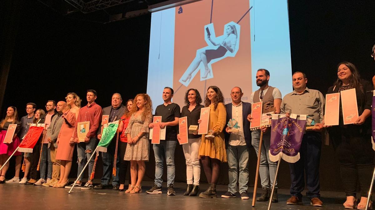 Todos los premiados en la gala Lletres Falleres, entre los que se encuentran representantes de Tavernes y Gandia