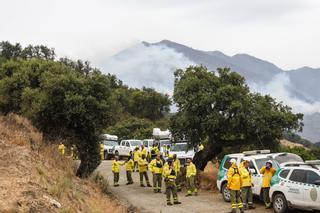 Más de 70 bomberos continúan trabajando en las tareas de liquidación del fuego en Sierra Bermeja
