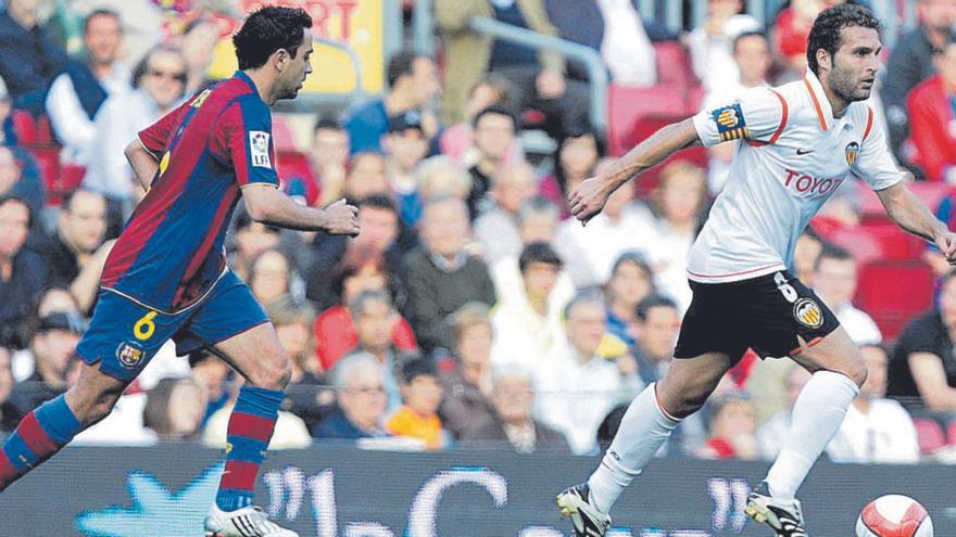 Rubén Baraja conduce la
pelota ante Xavi, en el año
2006.  superdeporte | EFE