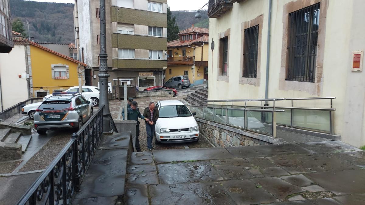 EN IMÁGENES: la entrada en el juzgado del vecino de Allande detenido por apuñalar a su excuñado