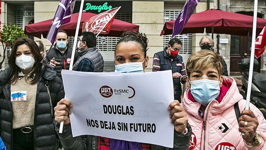 Protesta de trabajadores de Douglas ayer en Oviedo. | Irma Collín