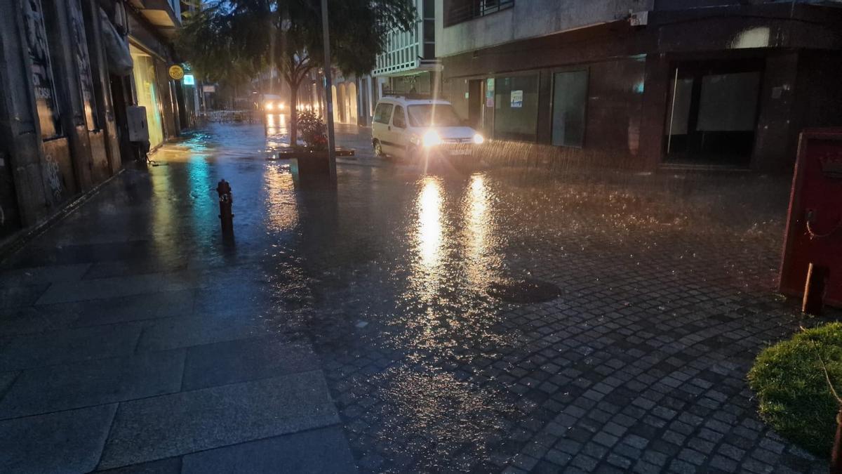 La calle Rey Daviña y la plaza de Galicia, en Vilagarcía, volvieron a inundarse.