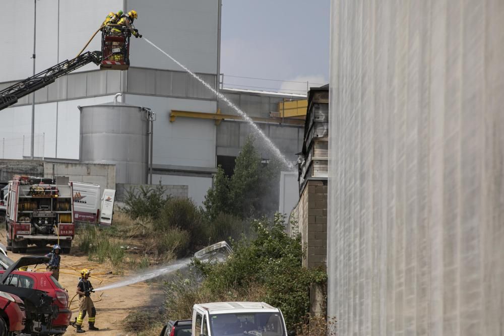 Incendi en una nau industrial de Riudellots