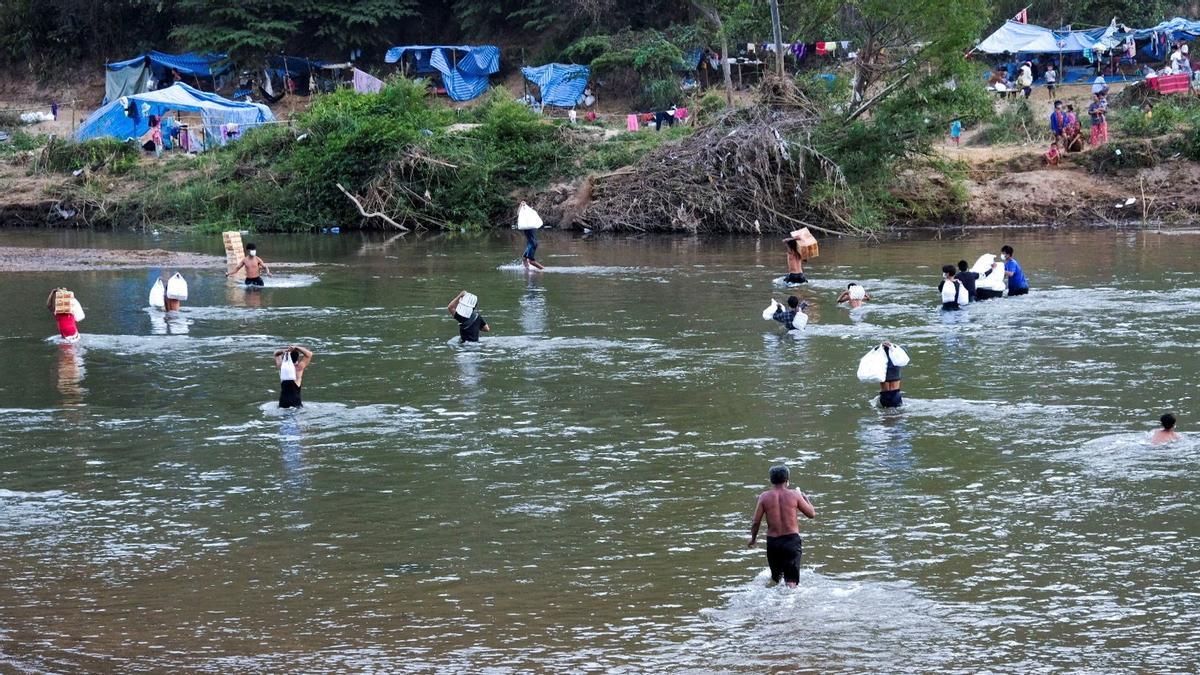 Un grupo de refugiados birmanos cruzando hacia la frontera con Tailandia.