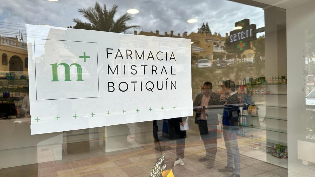 Fachada del botiquín, establecimiento dependiente de la Farmacia Mistral, de El Campello.