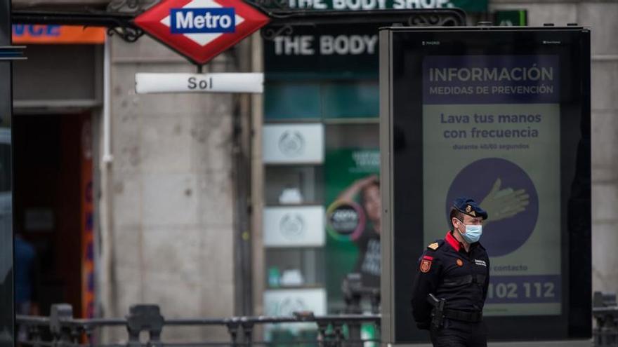Un policía junto al metro de Sol en Madrid.