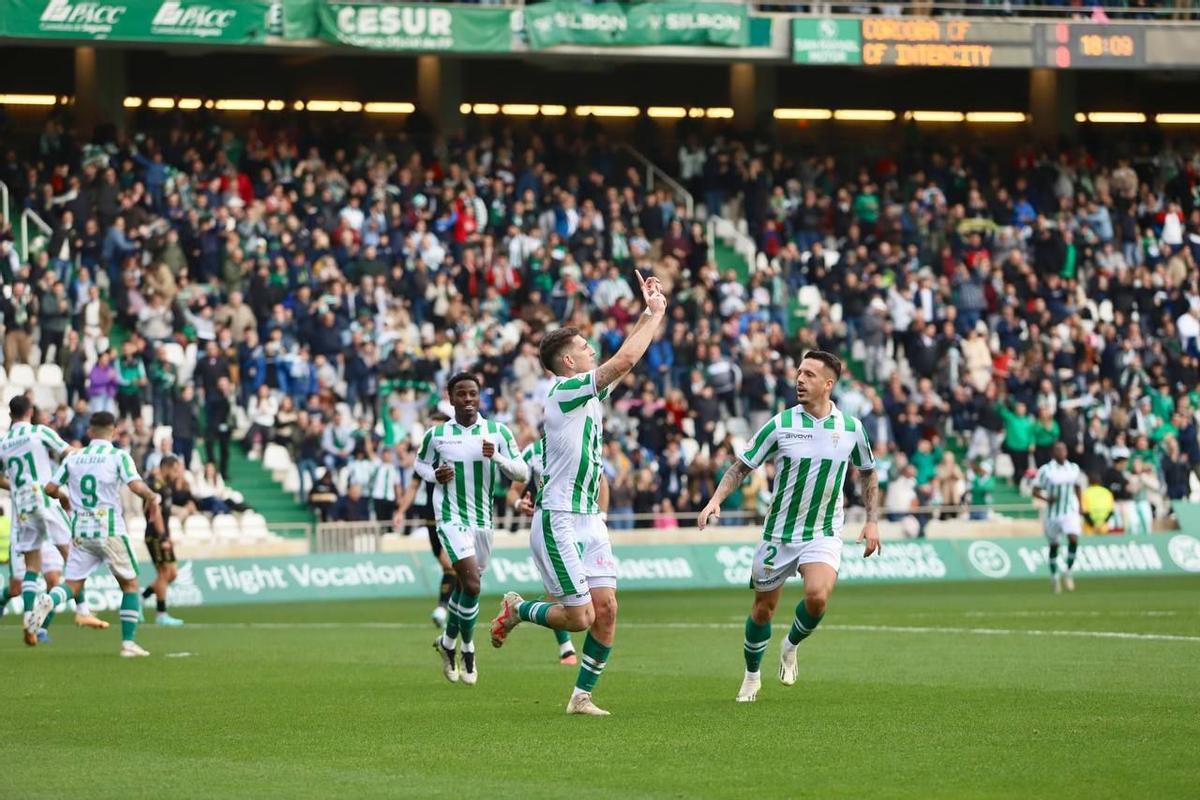Alberto Toril celebra su gol ante el Intercity durante la primera vuelta.