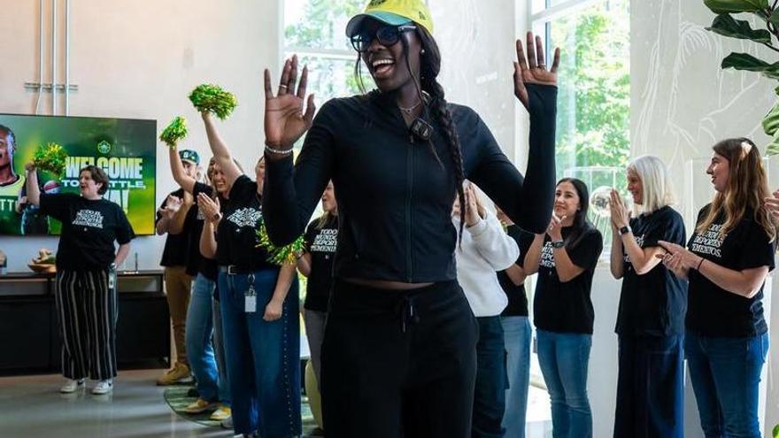 ¿Cuándo debuta Awa Fam en la WNBA?