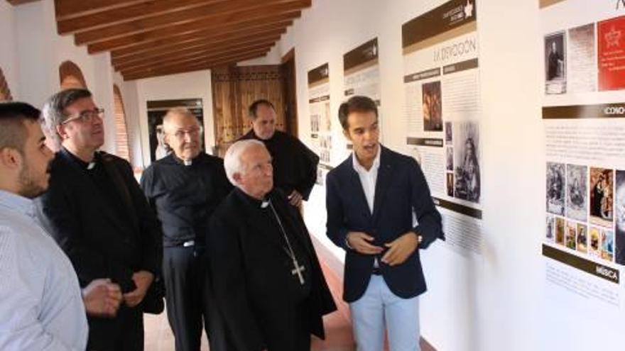 El cardenal Cañizares, guiado por el historiador Javier Herrero.