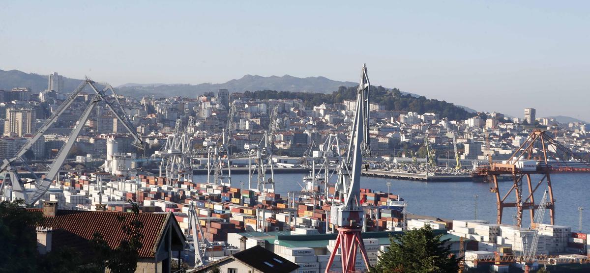 Contenedores de exportación en el puerto vigués de Guixar.