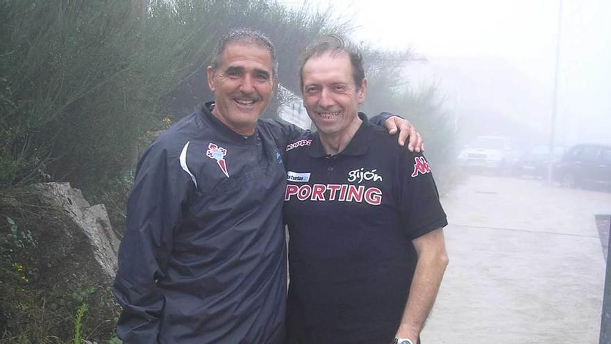 Paco Herrera saluda a Quini durante una concentración del Sporting en Vigo.