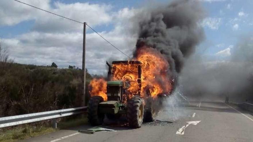 Las llamas se extendieron rápidamente por el tractor. // FdV