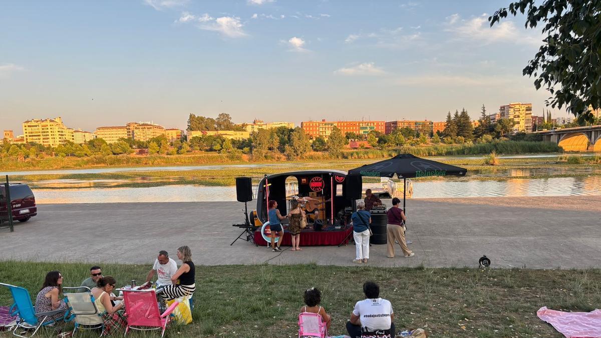 La caravana musical en el regreso de los atardeceres a la ribera del río Guadiana
