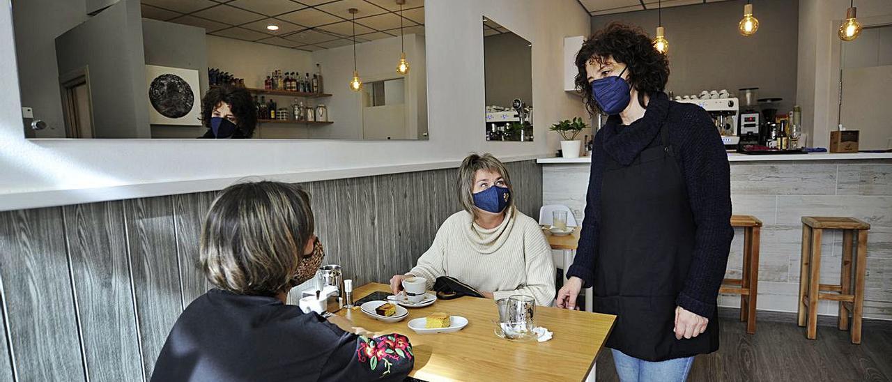 Jackie Vilar atiende a dos clientas en su cafetería.   | // BERNABÉ/JAVIER LALÍN