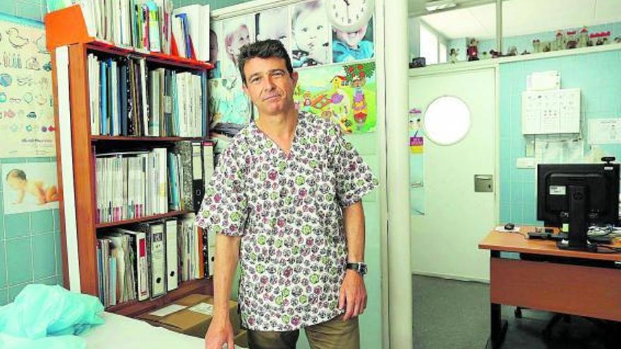 El nuevo presidente de la Asociación Española de Pediatría, Luis Blesa, en su consulta.  | JM LÓPEZ