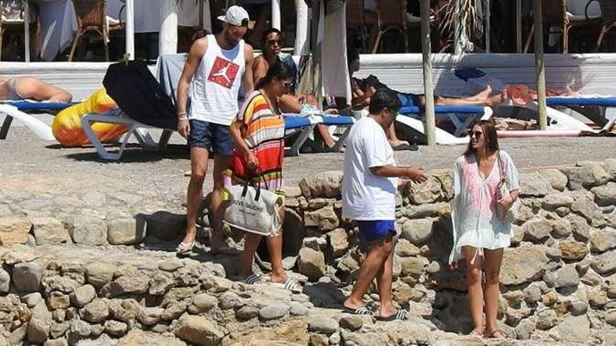 Fernández y Lindes, con Wally López y Mayte Lozano, en Ibiza.