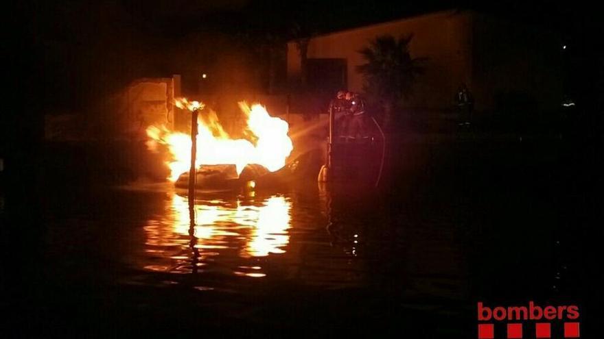 Espectacular incendi d&#039;una llanxa en un canal de Santa Margarida a Roses