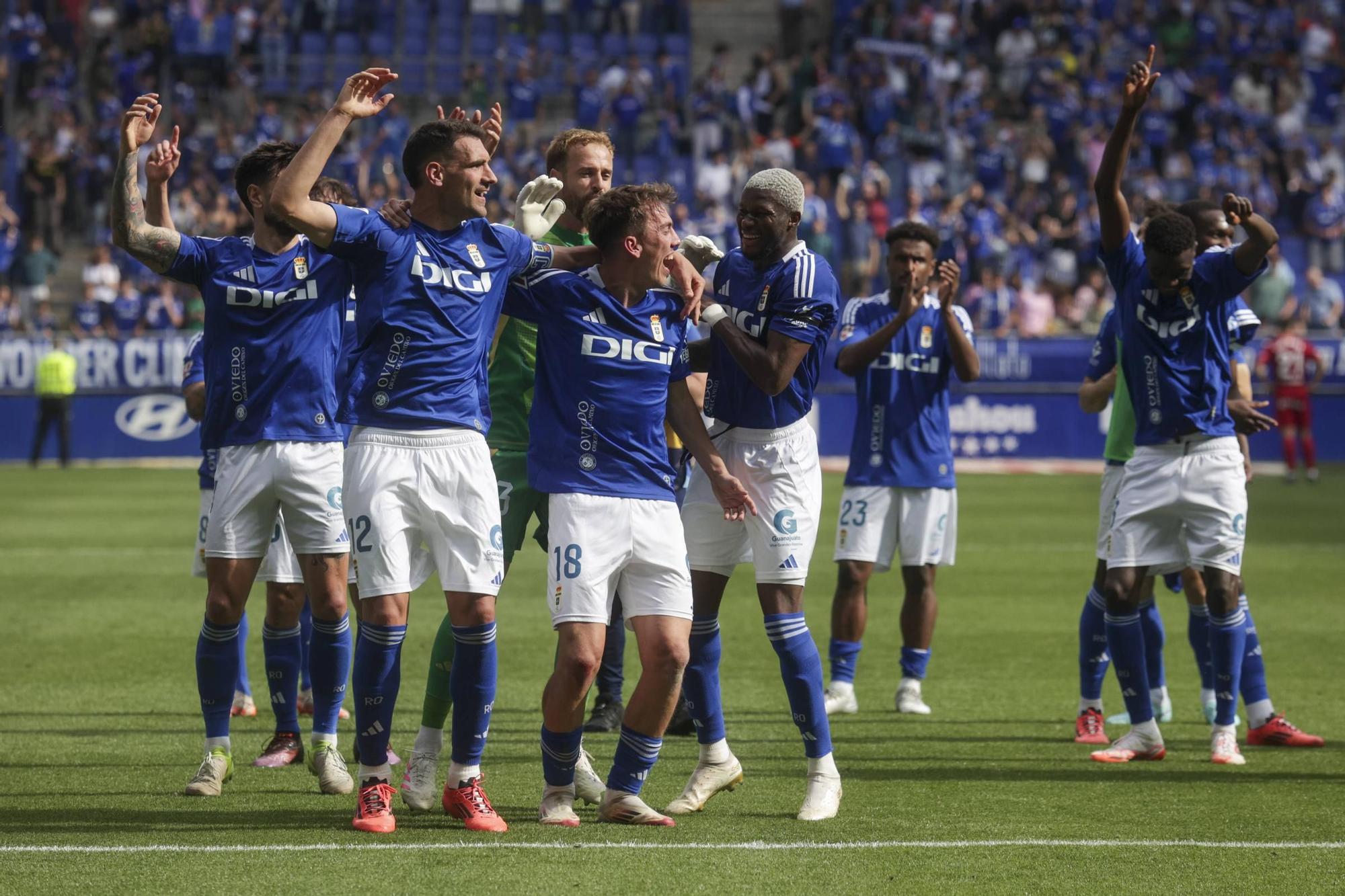 EN IMÁGENES: Ambientazo en la valiosa victoria del Oviedo contra el Zaragoza