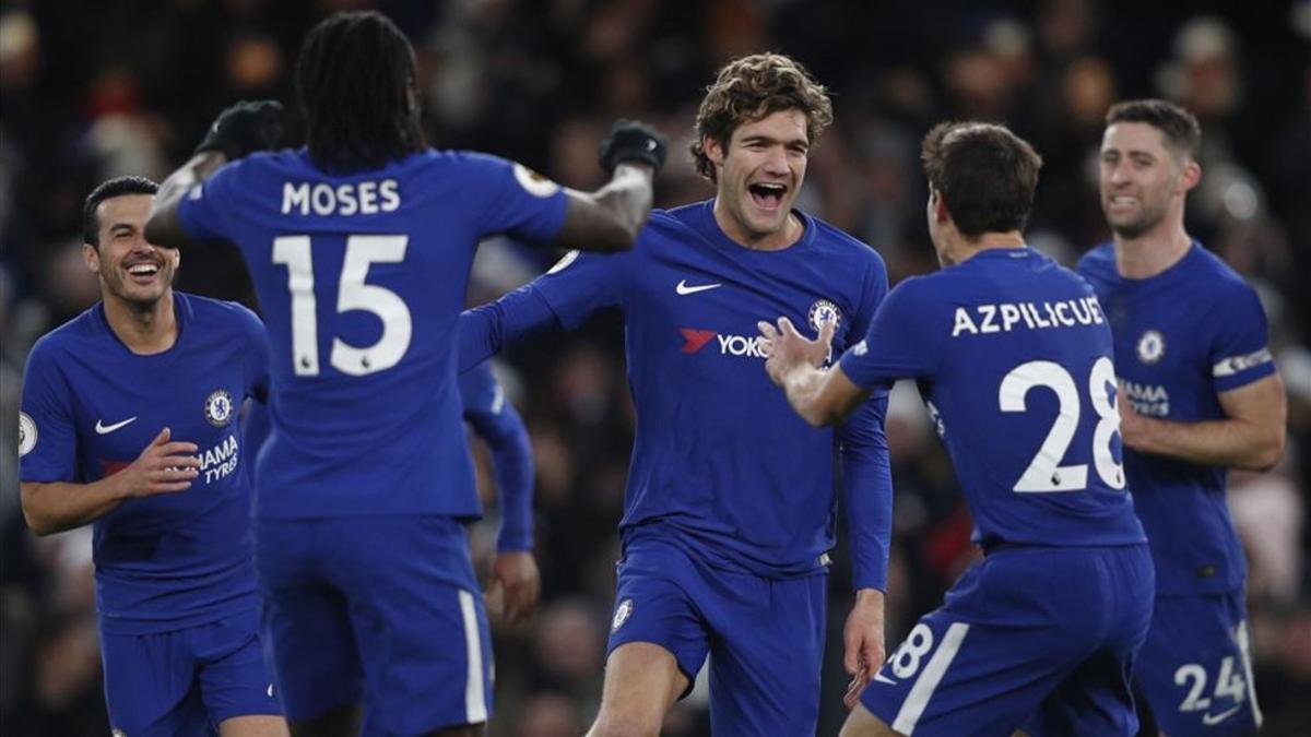 Marcos Alonso celebrando su gol con Azpilicueta