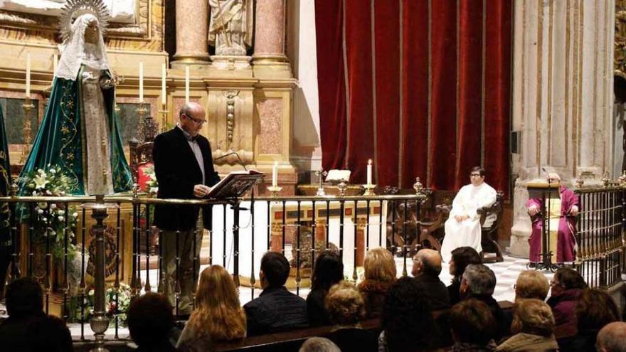 La imagen de la Esperanza preside la Misa de ayer en la Catedral.