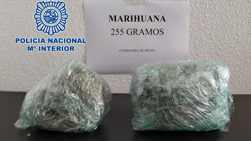 Detenido en Dénia por llevar más de 250 gramos de marihuana en su coche