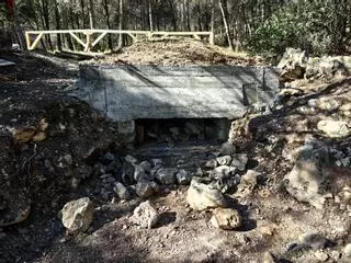 Jérica reconstruye un nido de ametralladoras en el recorrido del Trail Trincheras XYZ