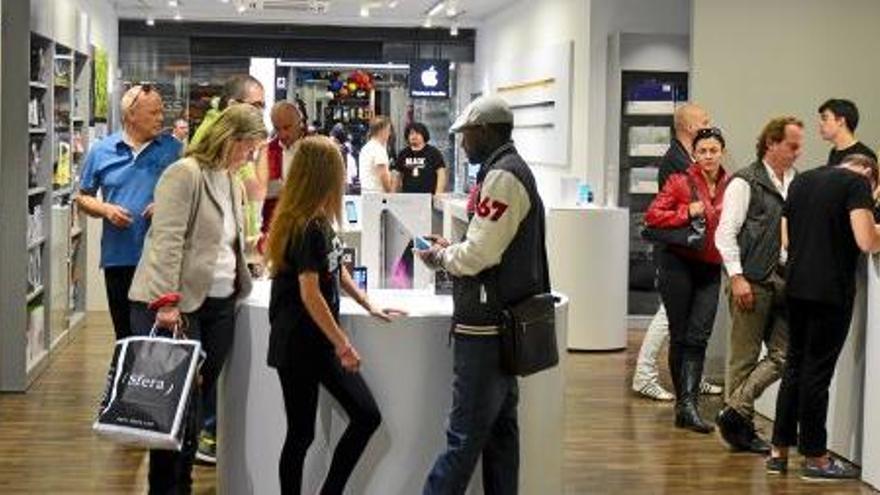 Konsumrausch: Kunden in einem Apple-Store beim Black Friday 2014 in Palma.