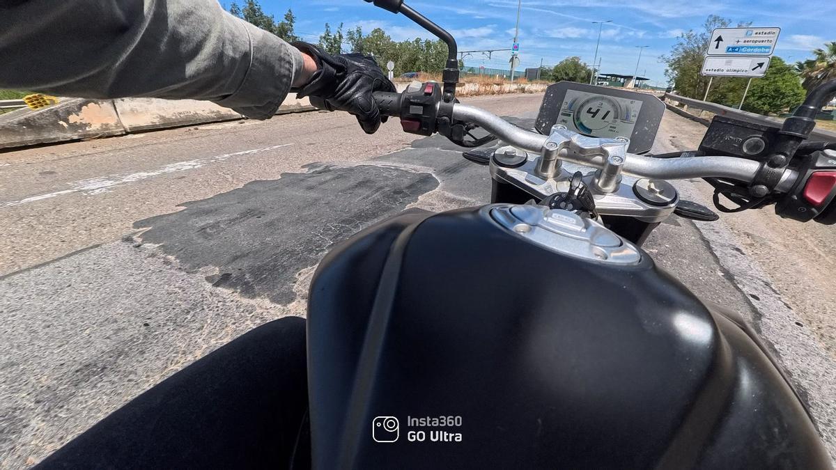 Imagen de los accesos a La Cartuja desde una moto.