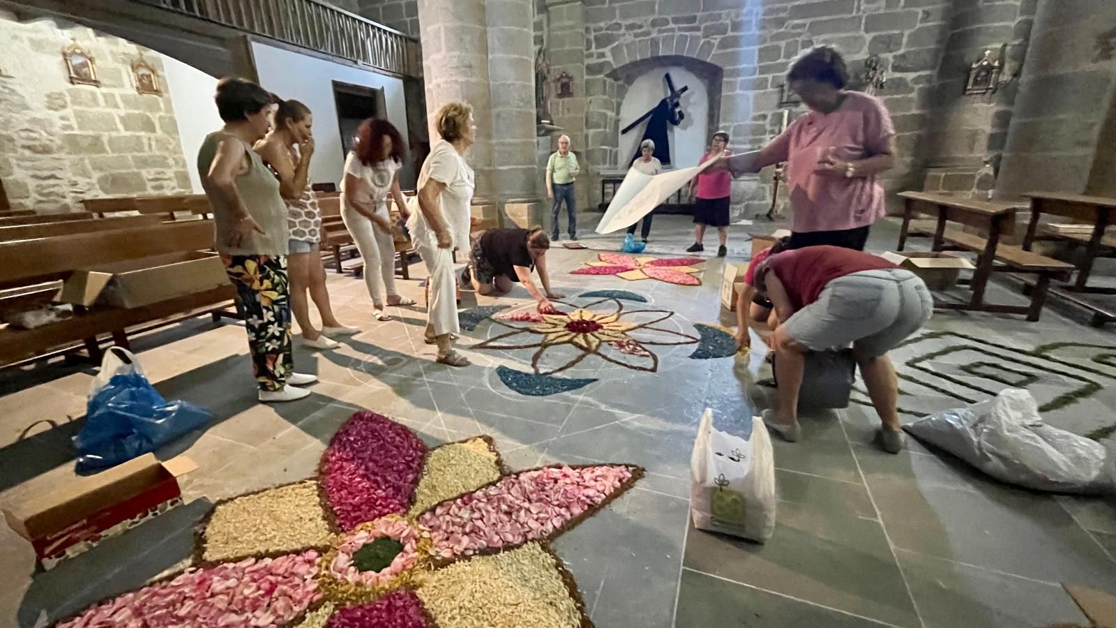 GALERÍA | Bermillo vuelve a brillar con la alfombra floral del Corpus Christi