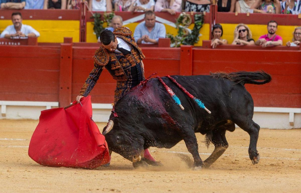 José María Manzanares ofreció una tarde de buen toreo cortando una oreja de peso a su lote. | RAFA ARJONES