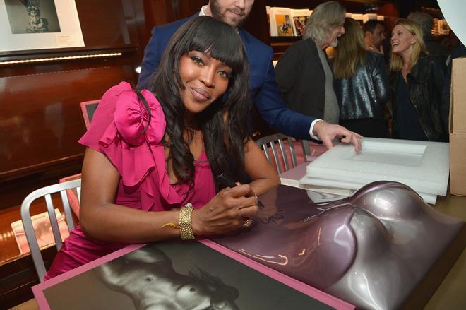 Naomi Campbell junto a la portada de su libro