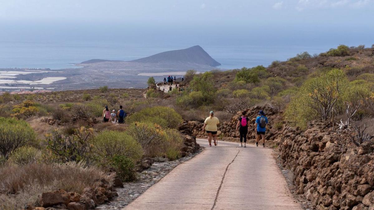 Un grupo de peregrinos a su llegada a la cueva del Hermano Pedro. | | E.D.