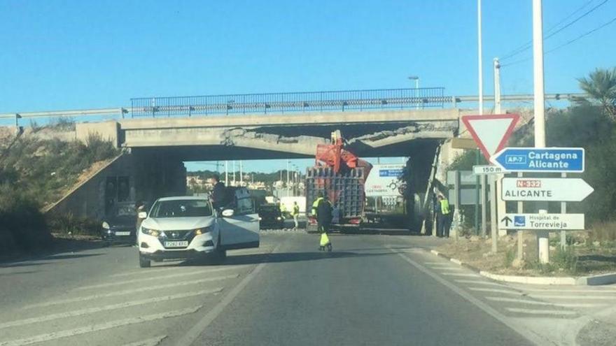Un camión colisiona con el puente de la N-332 sobre la CV-95 en Torrevieja