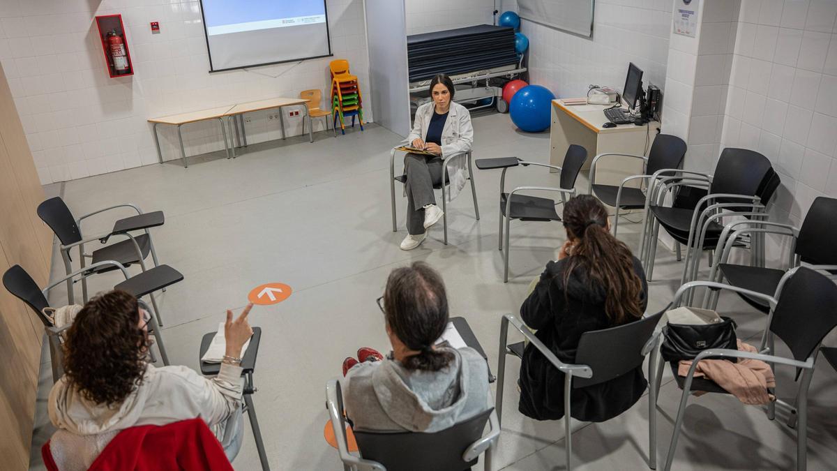 Uno de los talleres para pacientes con estrés laboral en el CAP Poblenou.