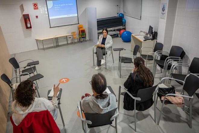 Uno de los talleres para pacientes con estrés laboral en el CAP Poblenou.